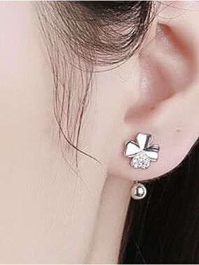 🍀Silver-Tone Four Leaf Clover Screw Back Stud Earrings/NIP🍀